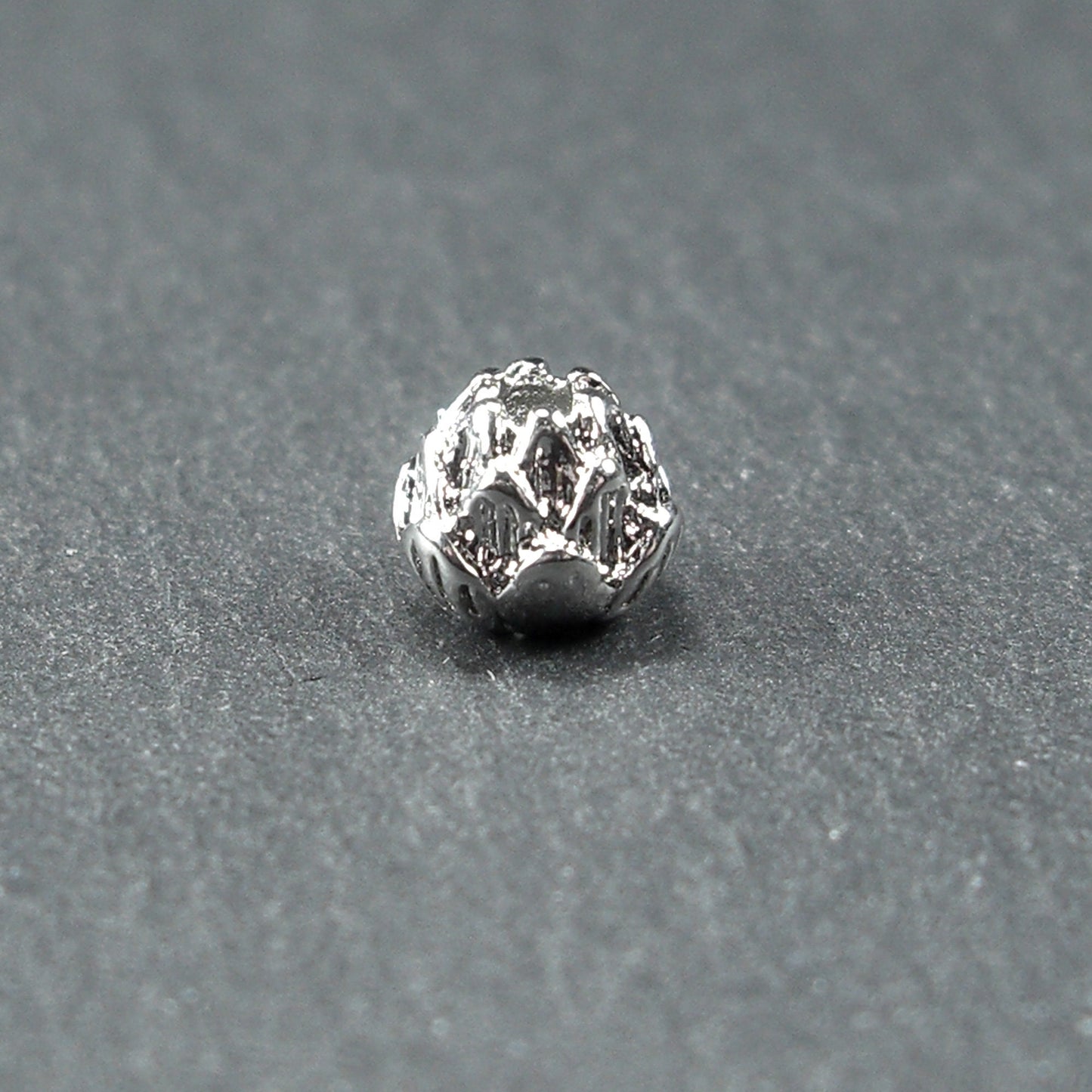 1 zauberhafte Lotos Perle, 6 x 5 mm, silberfarben, 10603