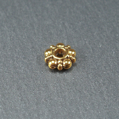 20 Spacer Perlen 6 mm, Blüten, antik goldfarben, 10609