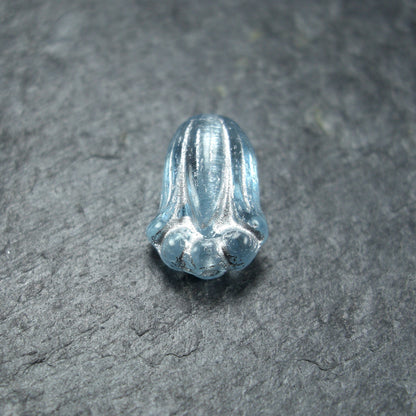 2 Böhmische Glasperlen, floral, frostig blau silber, 10567