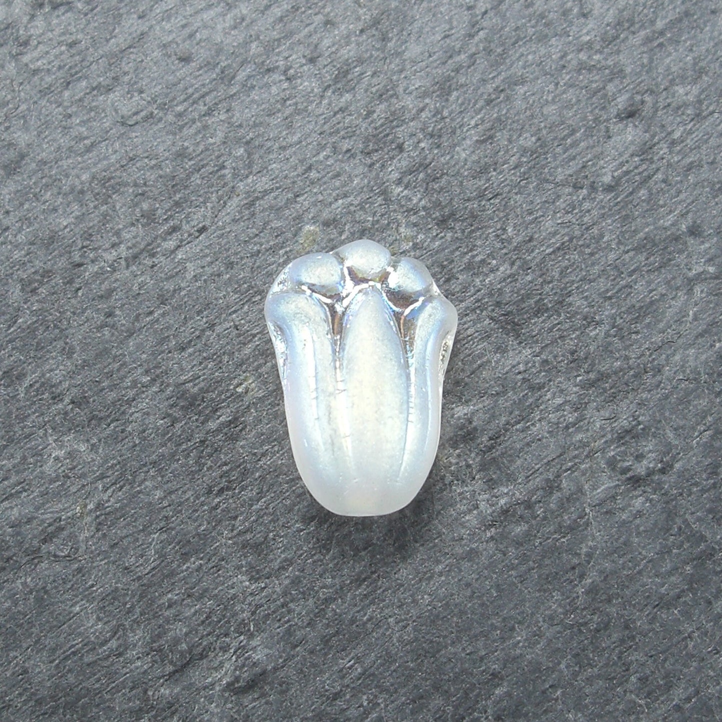 2 Böhmische Glasperlen, floral, frostig weiß perlmutt, 10568