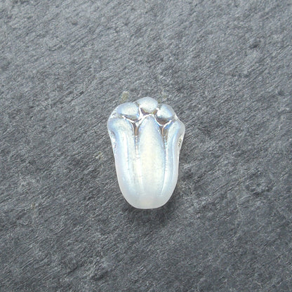 2 Böhmische Glasperlen, floral, frostig weiß perlmutt, 10568