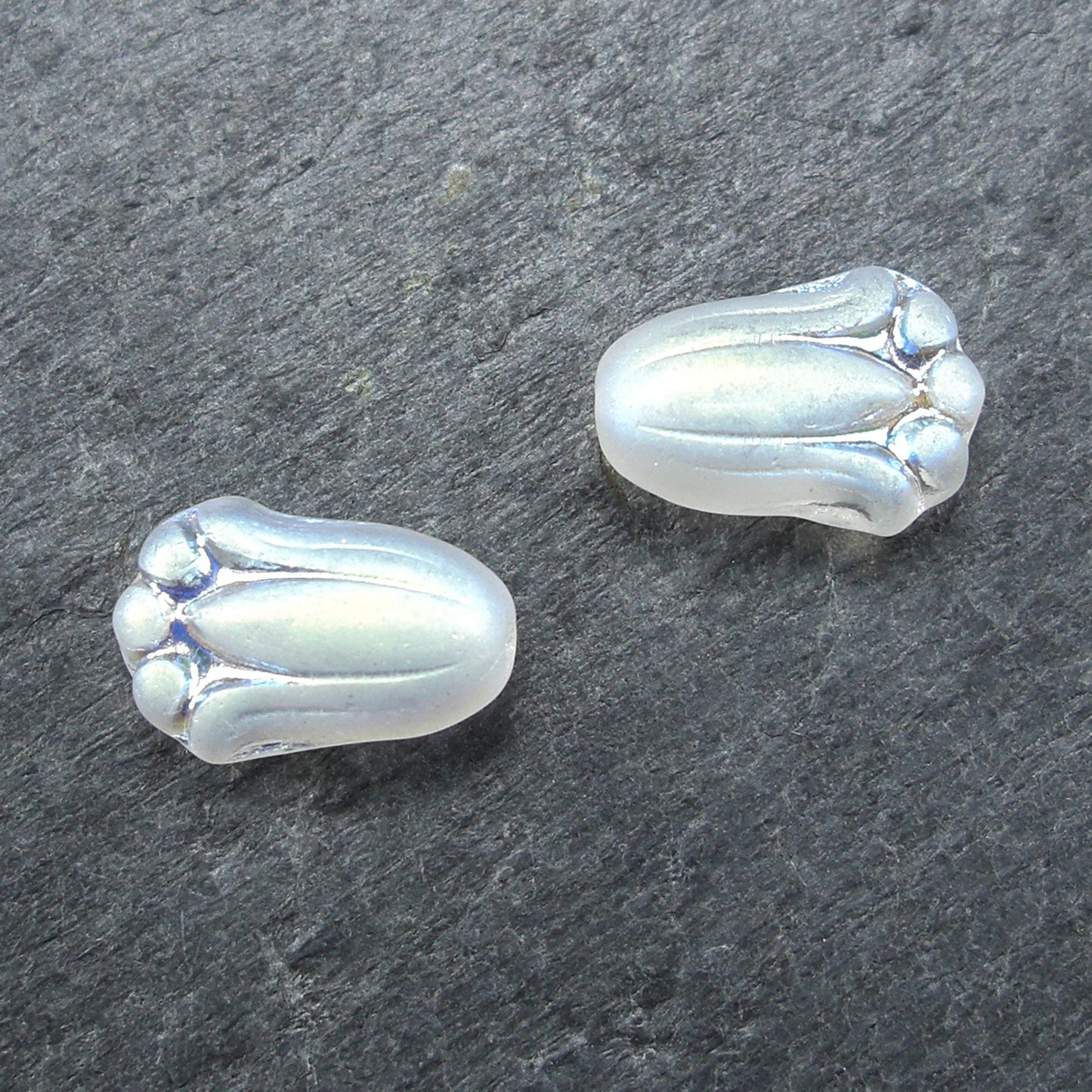 2 Böhmische Glasperlen, floral, frostig weiß perlmutt, 10568