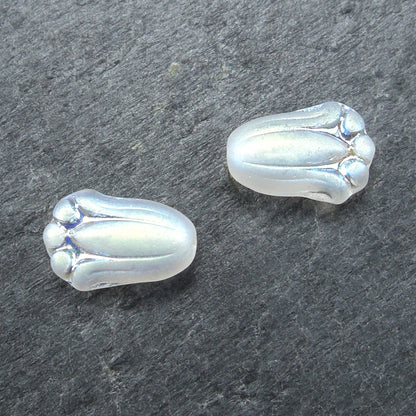 2 Böhmische Glasperlen, floral, frostig weiß perlmutt, 10568