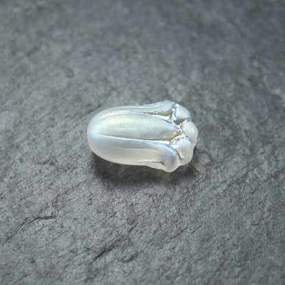 2 Böhmische Glasperlen, floral, frostig weiß perlmutt, 10568