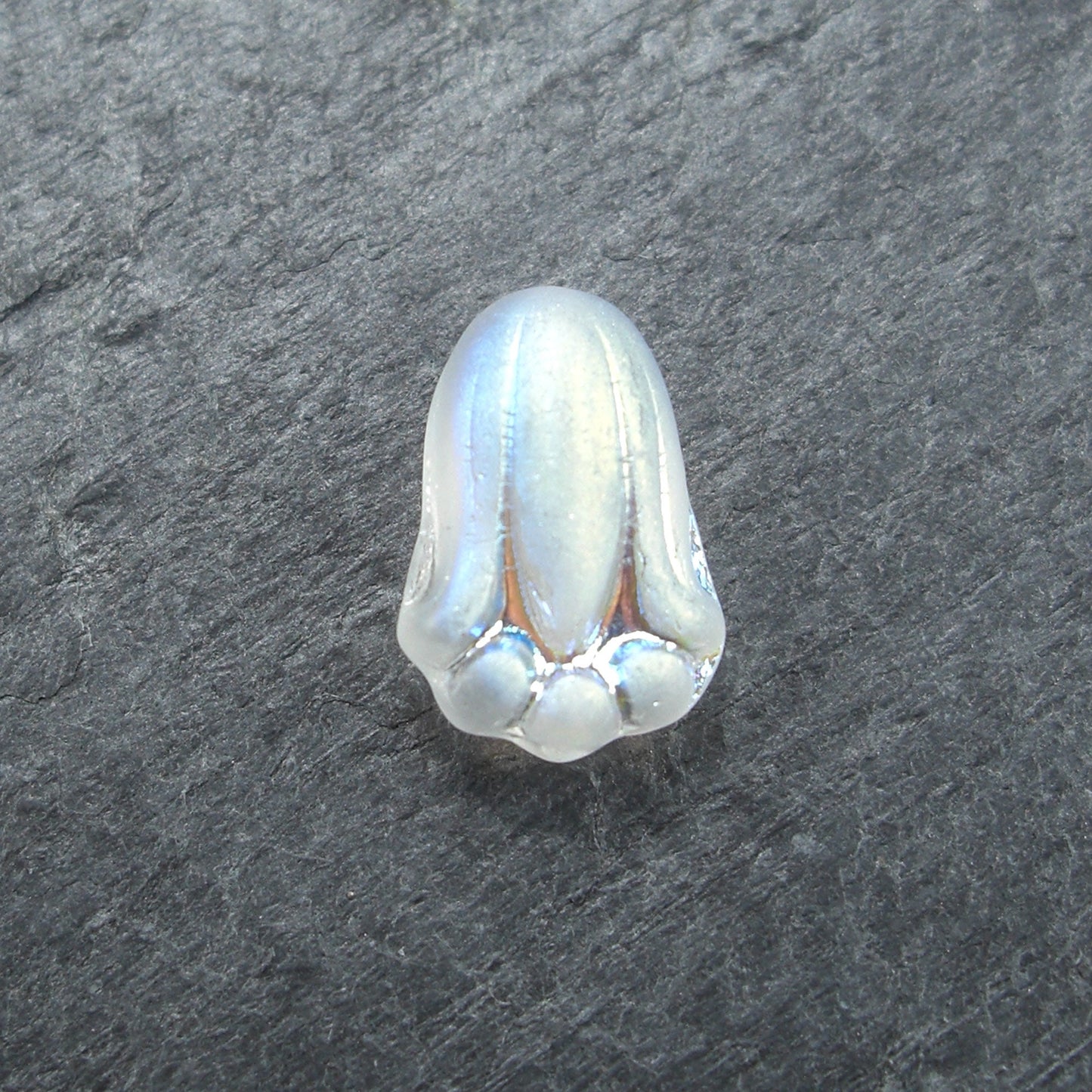 2 Böhmische Glasperlen, floral, frostig weiß perlmutt, 10568