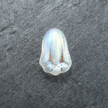 2 Böhmische Glasperlen, floral, frostig weiß perlmutt, 10568