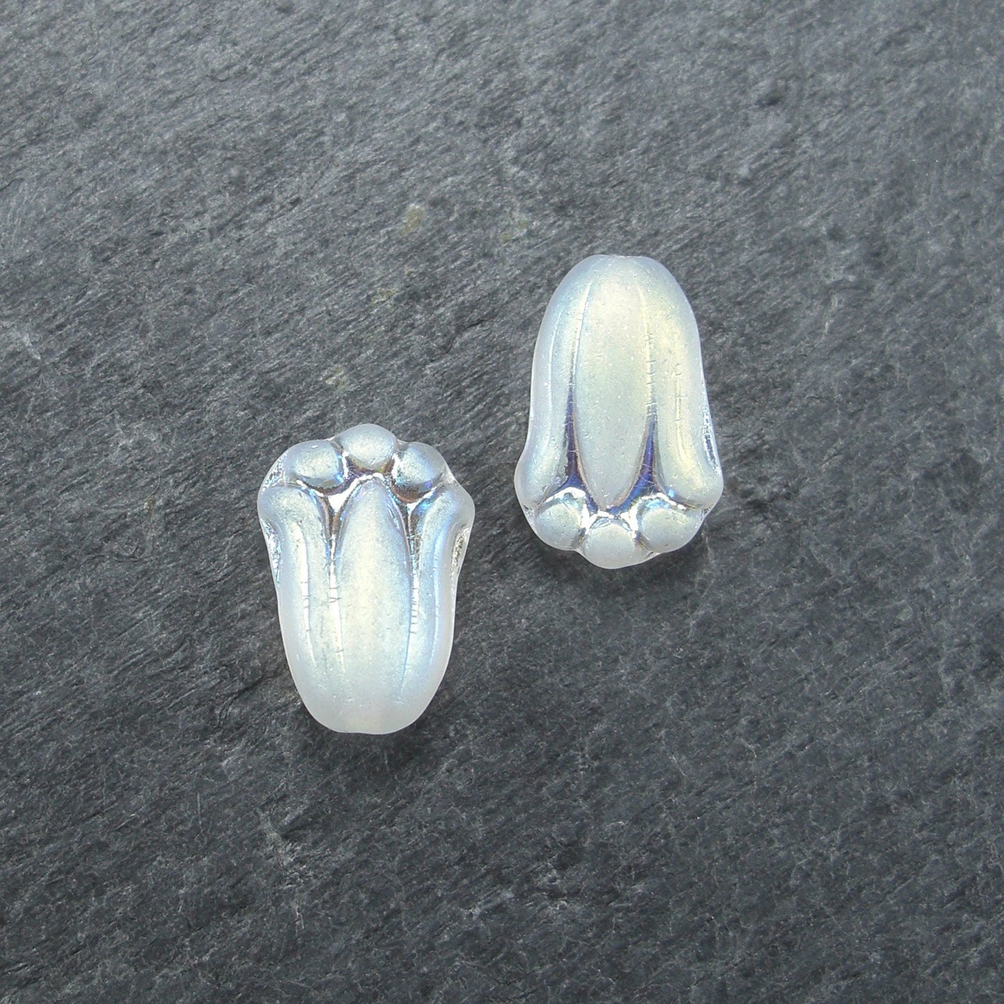 2 Böhmische Glasperlen, floral, frostig weiß perlmutt, 10568