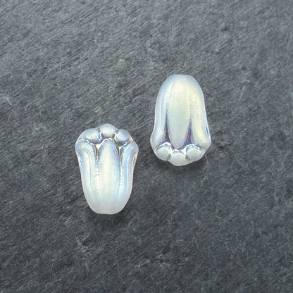 2 Böhmische Glasperlen, floral, frostig weiß perlmutt, 10568