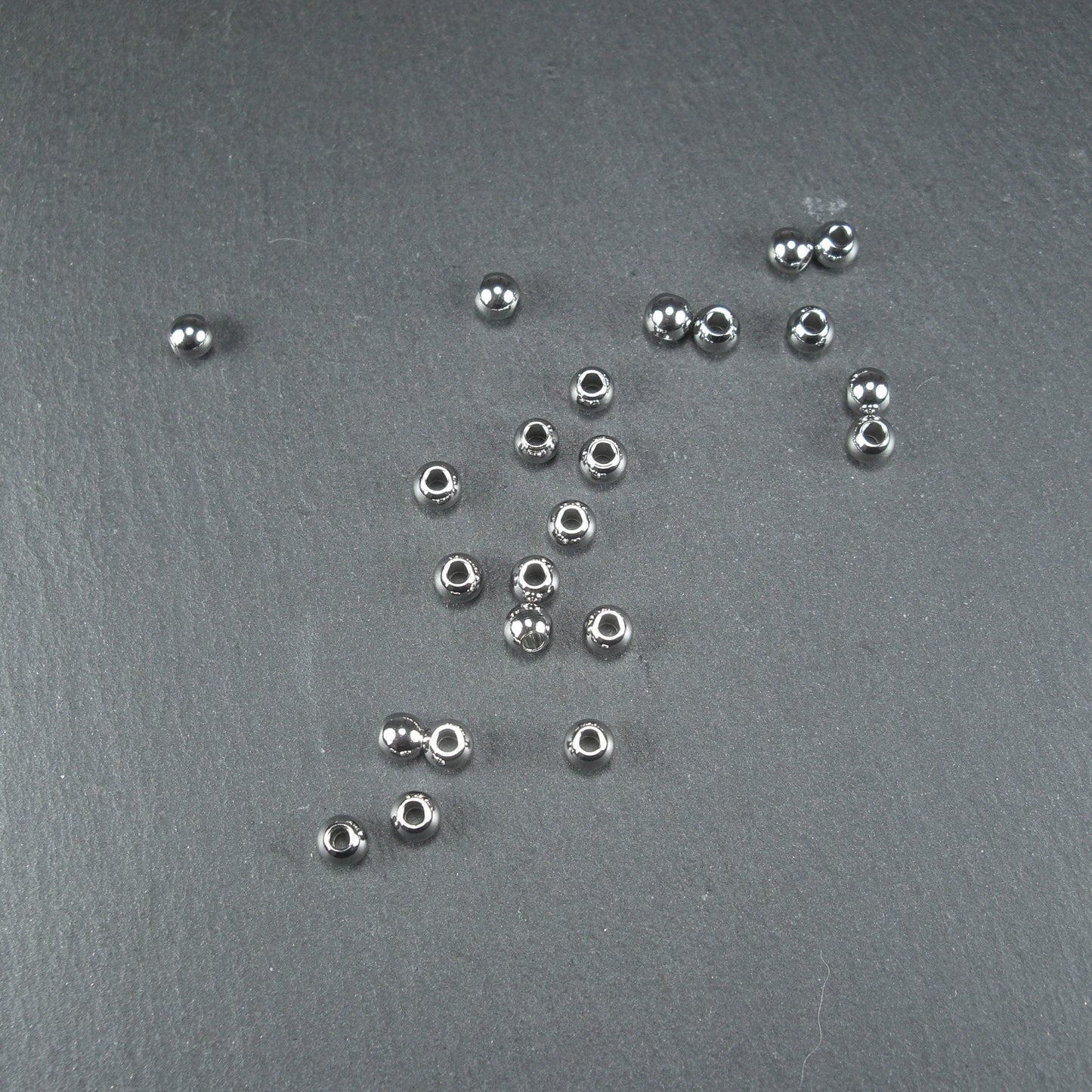 5 kleine runde Edelstahl Perlen 4 mm, 10635