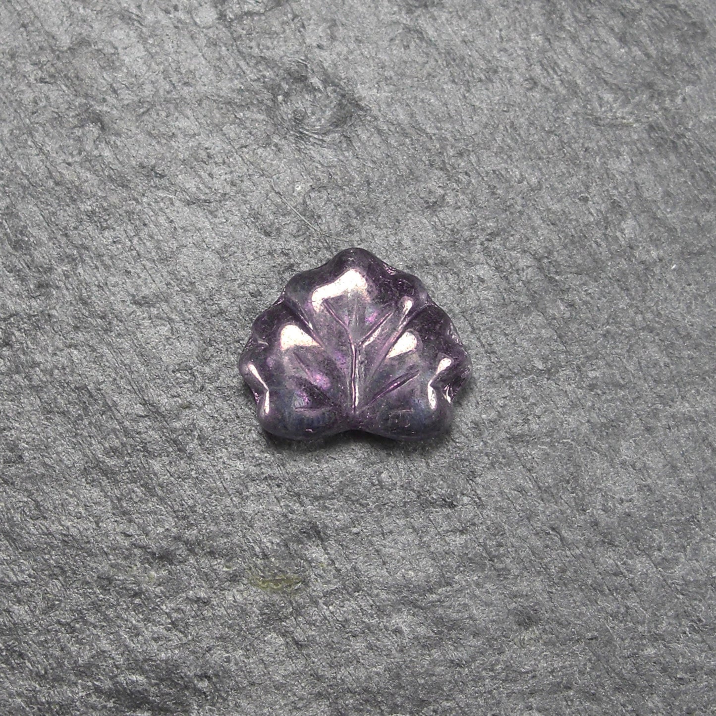 2 Böhmische Glasperlen, Blatt, lila, 10758