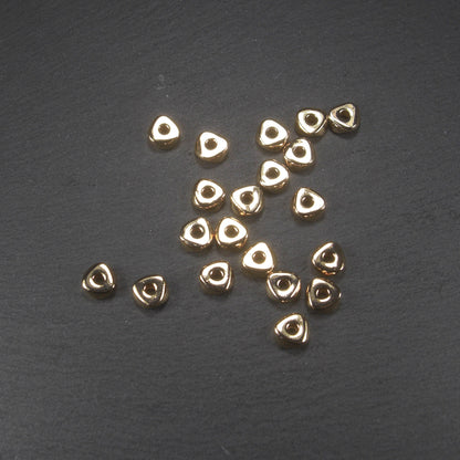 2 Perlen unregelmäßige Dreiecke, Messing, 24 Karat vergoldet, 10747