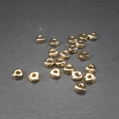2 Perlen unregelmäßige Dreiecke, Messing, 24 Karat vergoldet, 10747
